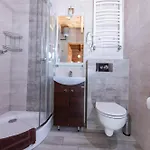 Domki, I Restauracja Wloczega بيت خشبي