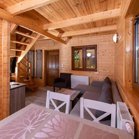 Domki, I Restauracja Wloczega ロッジ Gąski